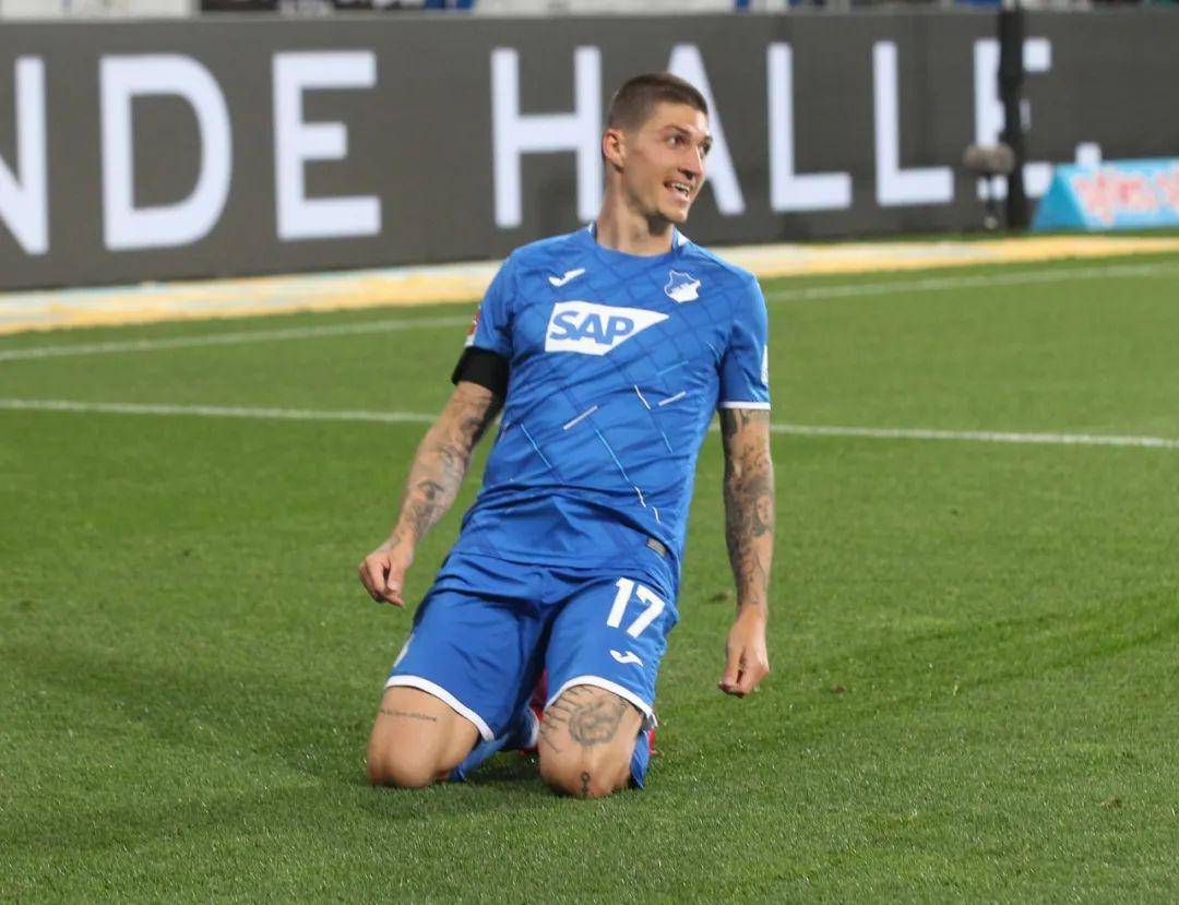 爱游戏体育-莱万多夫斯基遭遇十持续失利,TL教练压力巨大!观众掌声雷动