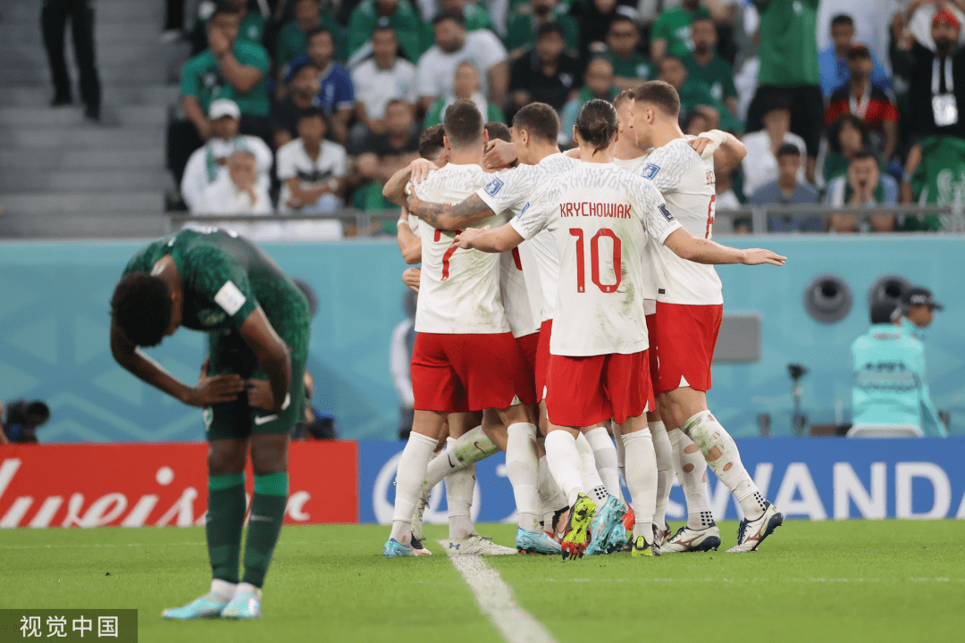 爱游戏体育-莱万多夫斯基遭遇十持续失利,TL教练压力巨大!观众掌声雷动