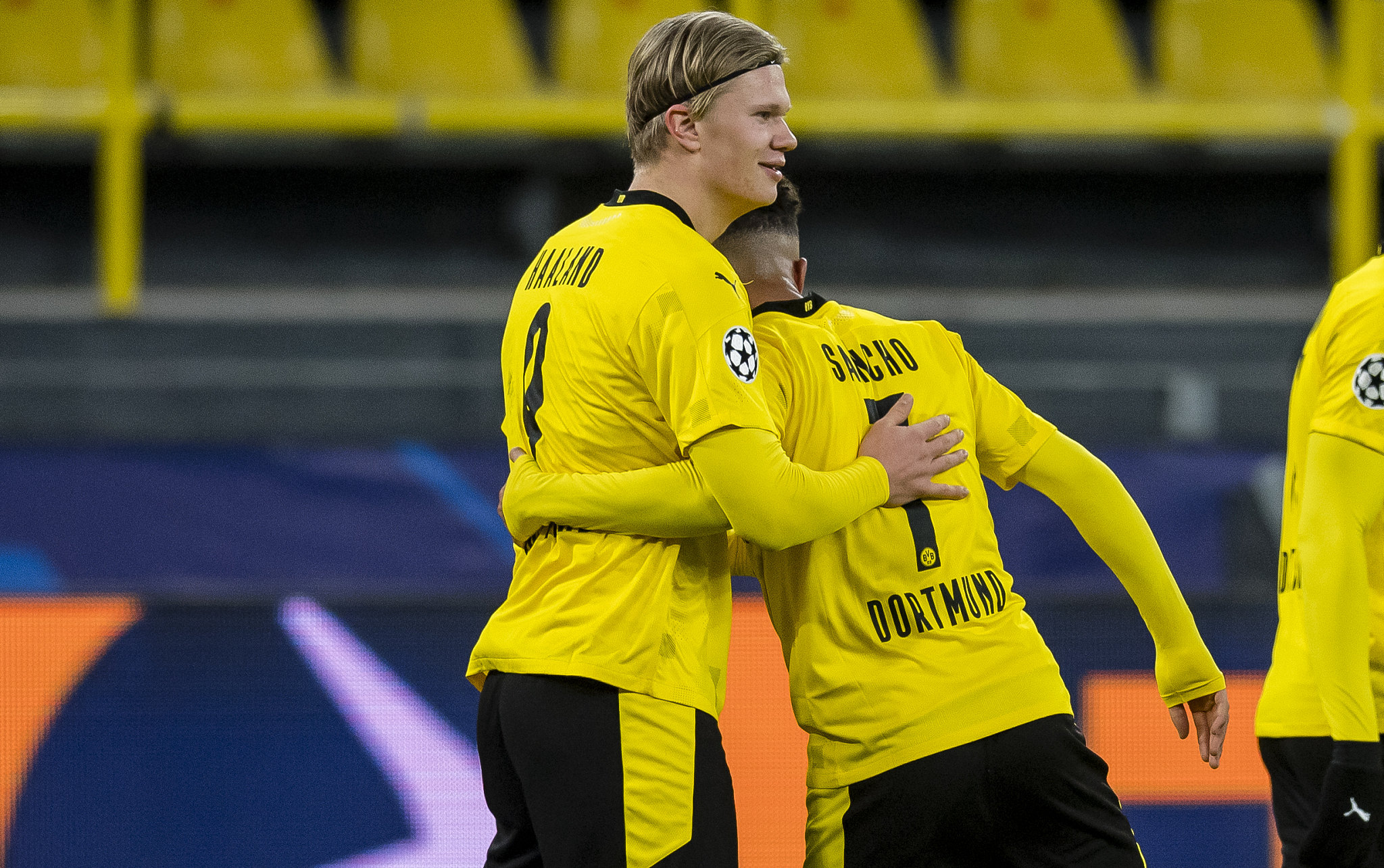 爱游戏-包含加时末段犹他爵士单刀错失——欧冠节点到来，气氛紧张，轮换策略成焦点的词条